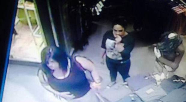 Madre e figlia rubano nel negozio, il titolare posta le foto su Facebook: "Fate girare"