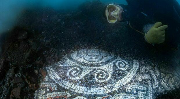 Sorpresa a Baia, dal mare spunta mosaico dal disegno "misterioso". «Una stanza delle meraviglie»