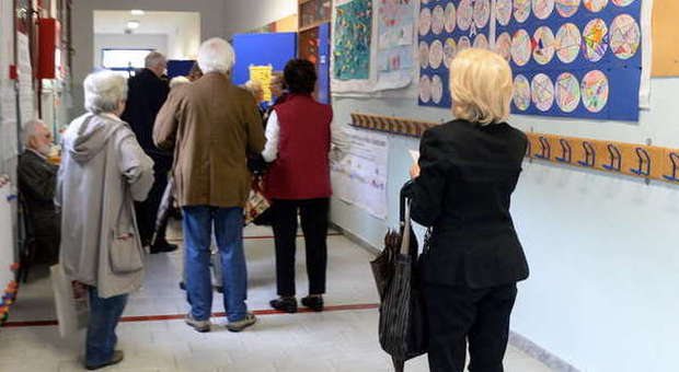 Elettori in un seggio di Treviso