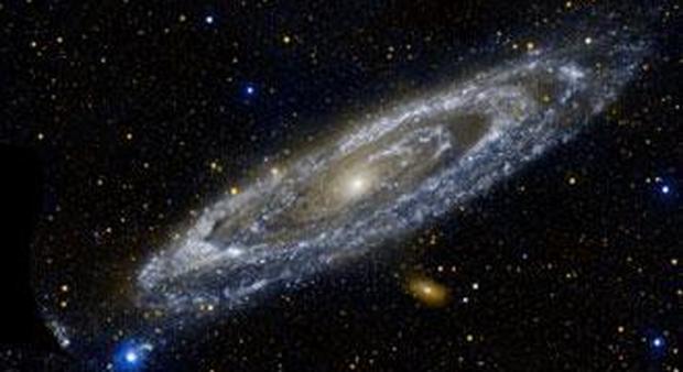 Un'immagine di una galassia e i suoi"satelliti"