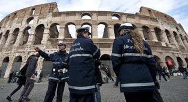 Roma, tiene la musica a tutto volume, aggredisce i vigili con sputi e morsi: arrestato e condannato a 2 anni
