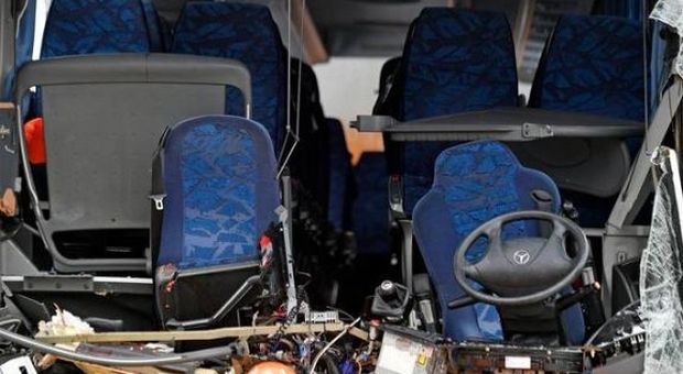 Flixbus partito da Genova si schianta contro un muro in Svizzera: un morto, 44 feriti, 3 gravi