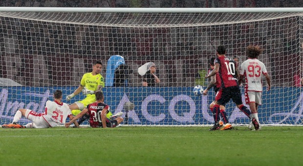 Bari-Cagliari, un tifoso aveva predetto il gol in tv: «Segna Pavoletti al 94'». E lui gli regala la maglia. Il video