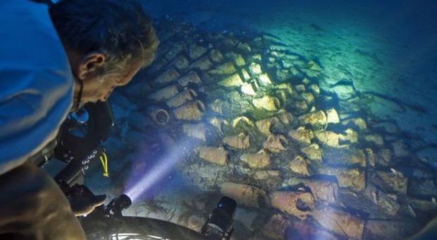 Eolie, sommergibile hi-tech esplora tre relitti romani: scoperto un tesoro di anfore