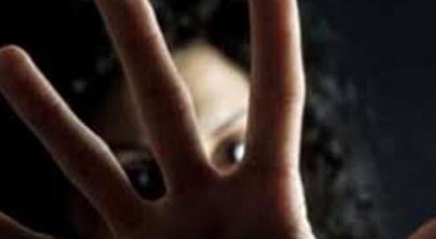 India, violenta ripetutamente 14enne con la complicità della moglie e la mette incinta
