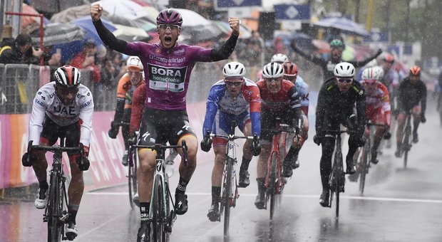 Giro d'Italia, Demare batte Viviani allo sprint di Modena