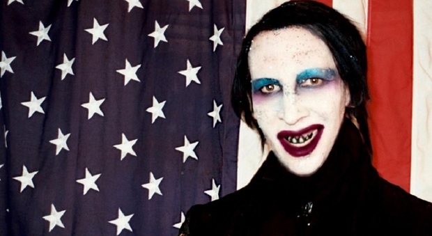 Marilyn Manson depresso dopo le accuse di abusi sessuali: «Non posso andare in tour, Hollywood non mi vuole»