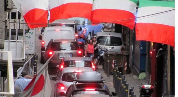 Strada chiusa, traffico deviato: a Napoli esplode la protesta