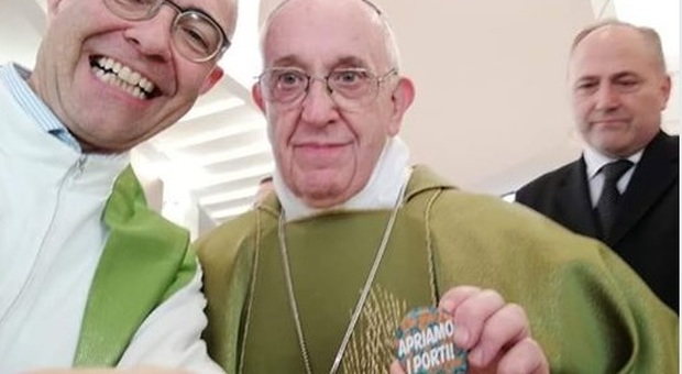 Papa Francesco e il sefie con la spilletta “apriamo i porti” che sta facendo il giro del web