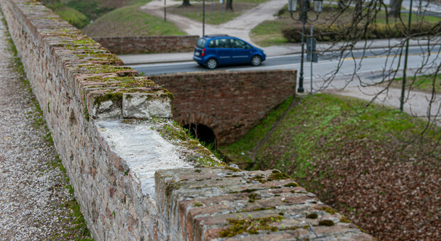 I mattoni ottocenteschi sono stati asportati da questo tratto delle Mura di Treviso