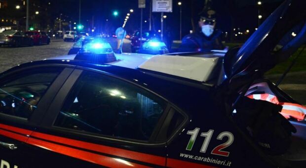 Sardegna, impugna motosega durante il controllo dei carabinieri in un bar: all'interno 100 persone assembrate