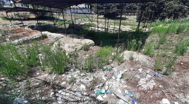Pozzuoli, la villa di Annibale a Monterusciello, invasa dai rifiuti