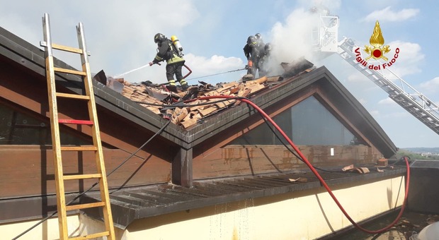 La Canavel Spumanti i vigili del fuoco sul tetto dell'azienda a spegnere l'incendio