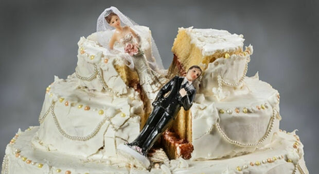 Il marito le affonda la faccia nella torta, la sposa chiede il divorzio il giorno dopo il matrimonio