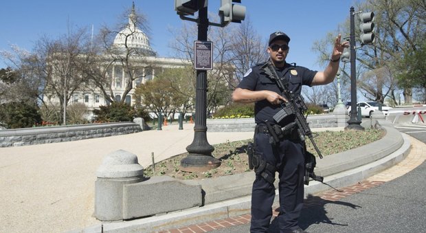Spari davanti al Congresso americano: ferito un poliziotto