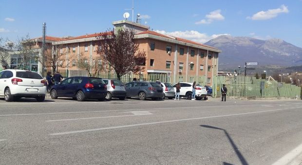 Si arrampica sul cancello dei carabinieri per protesta, arrestato