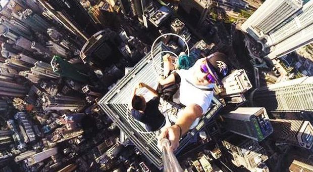 Scalano un grattacielo e si scattano un selfie a 350 metri: il video è da brivido