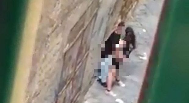 Napoli, sesso in pieno giorno sotto le finestre tra i vicoli del centro -Video denuncia
