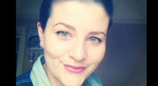 Laura, malata di cancro a 23 anni, apre un blog: "Come essere glamour con la chemio"