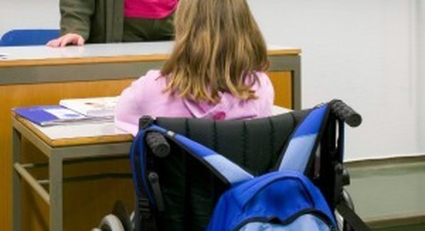 Una bimba disabile a scuola