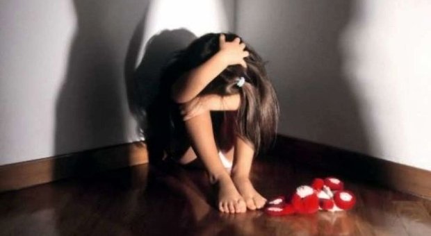 Bimba di 8 anni violentata: arrestato un nigeriano. «La stuprava nel bagno del negozio»