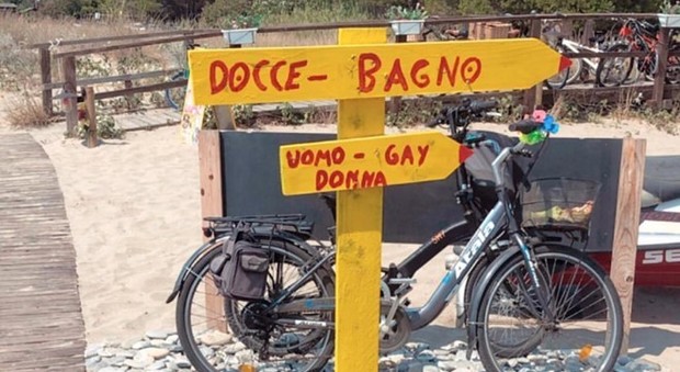 "Uomini-gay-donne", bufera sul cartello del bagno in un lido di Ascea