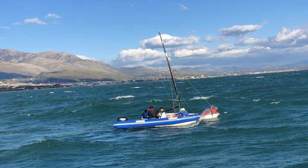Barca a vela si capovolge, salvati due ragazzi di 15 e 16 anni a Gaeta