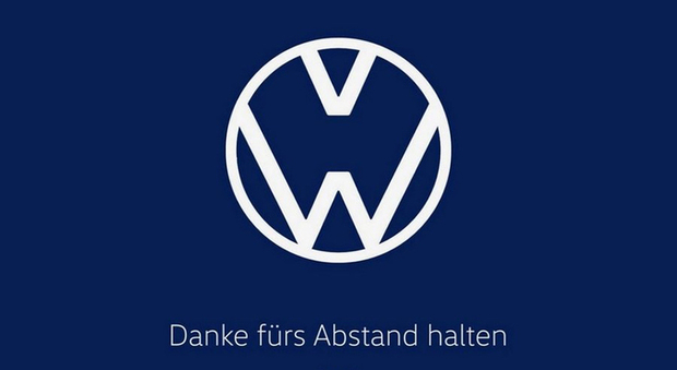 Il marchio Volkswagen modificato per ricordare le distanze sociali