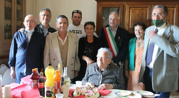 Lilia, un secolo di vita: con il parroco e il sindaco e utto il nucleo familiare una festa fra mille ricordi