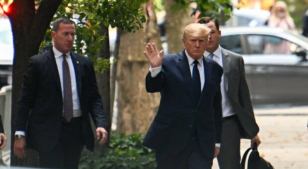 Trump (con Melania) in ritardo al funerale dell'ex moglie Ivana: bara color oro e niente fiori