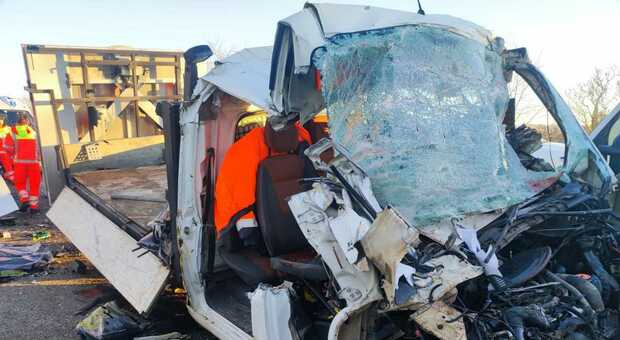 Incidente stradale, furgone si schianta contro un camion: morto Rocco Binetti, era un operaio 29enne
