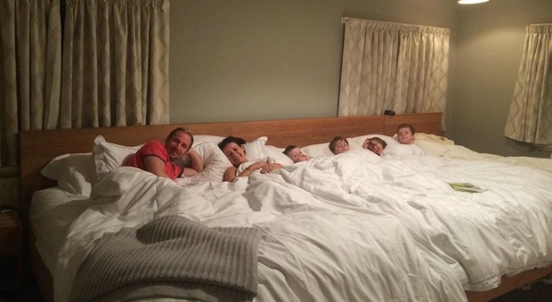 Letto di 5 metri per dormire con i quattro figli: "Vogliamo esserci per loro anche di notte"