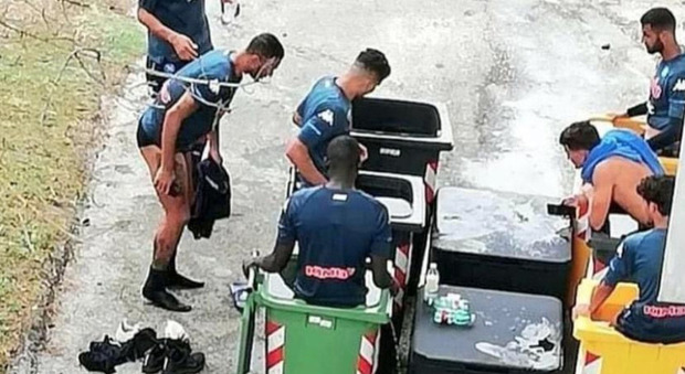 Napoli, i calciatori fanno crioterapia nei bidoni dell'immondizia: polemica