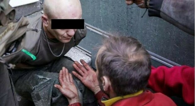 Un padre mostra le mani al soldato russo fatto prigioniero: «Questo è il sangue di mio figlio, lo hai ucciso»