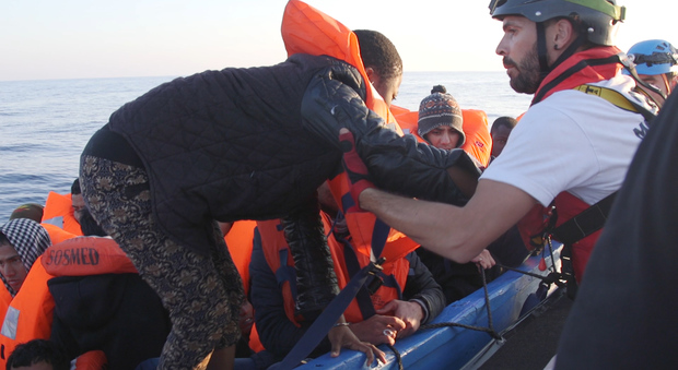Migranti, nuovo naufragio vicino alla Libia: "Si temono 240 morti"