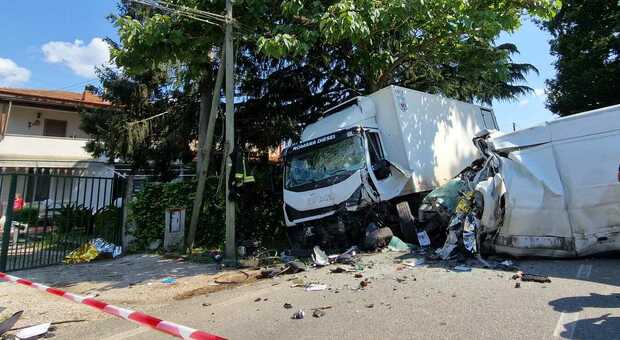 Latina, scontro frontale in via Nettuno: morto il conducente di un furgone