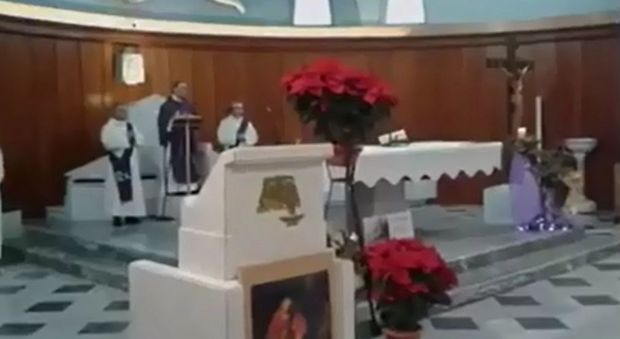 Azzurri primi, il prete dall'altare: «La messa è finita, andate in pace e forza Napoli»| Video