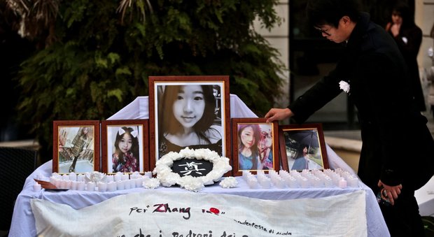 Roma, il papà della studentessa cinesa morta mentre rincorreva i suoi scippatori: «Voglio giustizia»