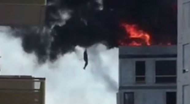 Danimarca, l'incendio circonda il palazzo, un operaio resta bloccato sul tetto: si salva calandosi con la gru