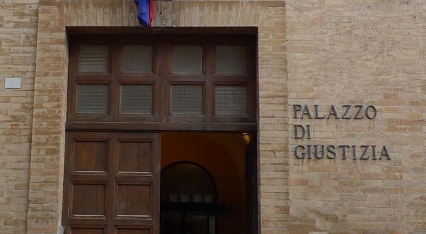 Urbino, si fingeva nipote di Di Pietro e moglie di Della Valle per spillare soldi: condannata per truffa