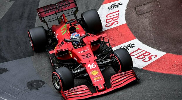 Leclerc, miglior tempo e incidente: la Ferrari festeggia la pole a Montecarlo