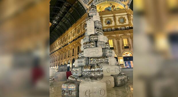 Milano, l'albero di Natale firmato Gucci in Galleria scatena la polemica: «Magari acceso sarà più bello...»