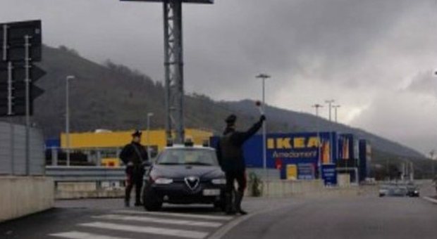 Camerano, coppia di anziani arrestata con addobbi e luminarie rubati all'Ikea