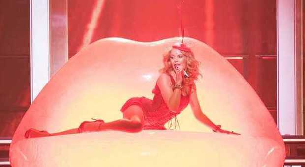 Kylie Minogue infiamma Londra, il concerto è hot: abito rosso fuoco e balli super sexy