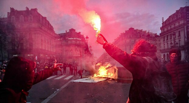 Riforma pensioni Francia, violente proteste a Parigi: blac block spaccano vetrine e incendiano cassonetti