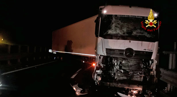 Tamponamento fra due camion in autostrada: bloccato il passaggio sull'Adige