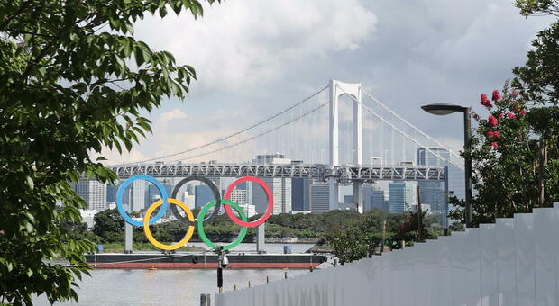 Tokyo 2020, primo caso di Covid registrato nella bolla del vilaggio olimpico a sei giorni dai Giochi. Altri 14 contagiati