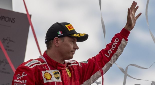 Kimi Raikkonen sul podio a Monza mentre saluta i suoi tifosi