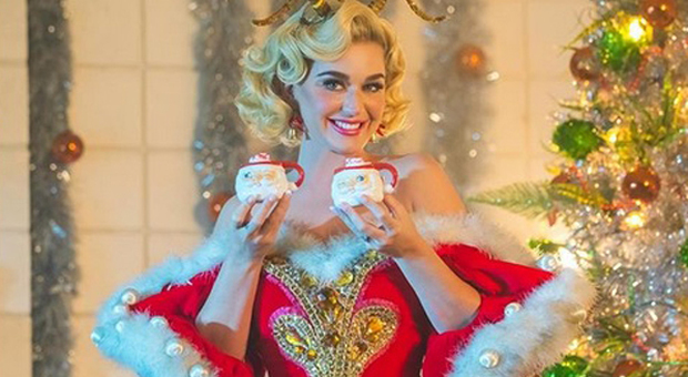 Katy Perry e la notte di Natale: «Vietati i regali, ci andiamo in vacanza. Ma chi trova la mandorla nel porridge…»