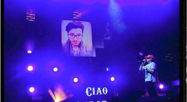 Morto a vent'anni in un incidente, l'omaggio di J-Ax durante il concerto